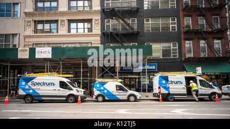 Spektrum geb. Time Warner Cable Transporter in New York am Samstag, 19. August 2017. Nach der Übernahme von Time Warner Kabel von Charter Communications die Time Warner Cable Marke als Spektrum umbenannt wurde. (© Richard B. Levine) Stockfoto