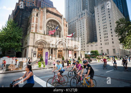 St. Bartholomew's Episcopal Church auf der Park Avenue am Samstag, 19. August 2017. Das Wahrzeichen der Kirche wurde von dem Architekten Bertram G. Goodhue entworfen und 1919 erbaut. (© Richard B. Levine) Stockfoto