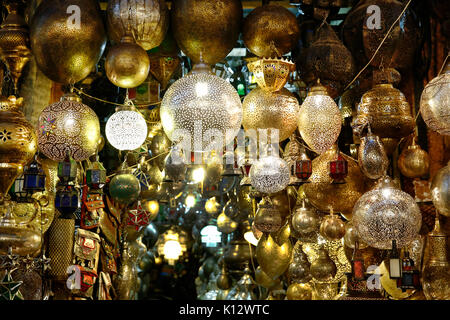 Lampen und Lampenschirme sind in einem Shop im Souk von Marrakesch in Marokko angezeigt. Foto: © Lukas MacGregor +44 (0) 79 79 74 50 30 Lukas macgre Stockfoto