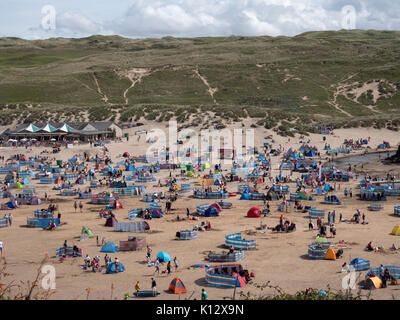 Überfüllten Strand Szene in Perranporth Beach, Cornwall, England, Großbritannien Stockfoto