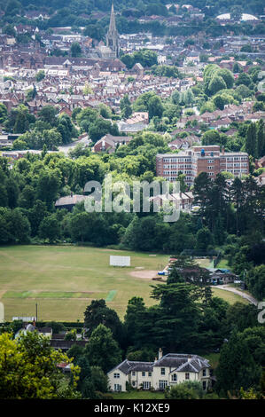Blick aus der Höhe von Dorking Stadt Landschaft und Cricket Ground, von der Box Hill, Surrey, England, UK. Stockfoto