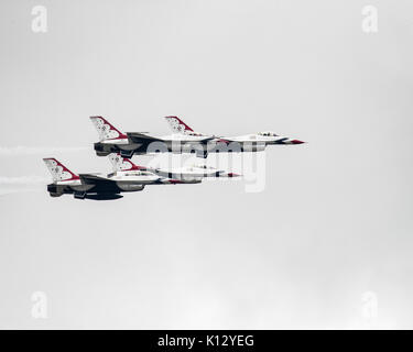 Die USAF Thunderbirds Demonstration aerobatic Display Team am 2017 Royal International Air Tattoo fliegen Stockfoto