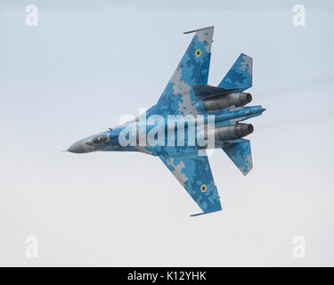 Ukrainische Luftwaffe Su-27 Flanker demonstration Jet Fighter 2017 Royal International Air Tattoo fliegen Stockfoto