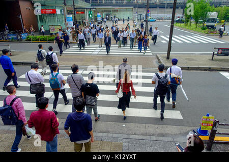 Tokio, Japan-28 Jun 2017: Nicht identifizierte Personen Überqueren der Straße durch Zebra in der elektrischen Stadt Akihabara in Tokio Stockfoto