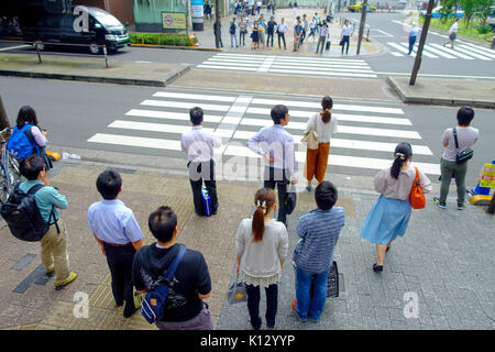 Tokio, Japan-28 Jun 2017: Nicht identifizierte Personen Überqueren der Straße durch Zebra in der elektrischen Stadt Akihabara in Tokio Stockfoto