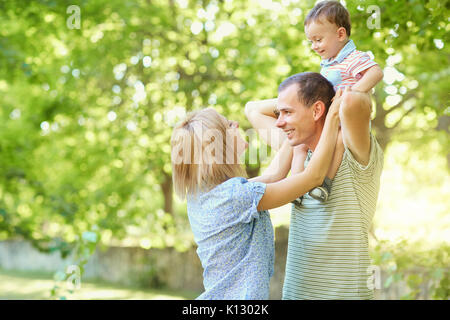 Glückliche junge Familie Wandern im Sommer. Stockfoto