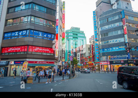 Tokio, Japan, 28. Juni - 2017: Unidentifies Menschen überqueren die Straße über den Zebrastreifen in Ikebukuro Viertel der Metropole Tokio, Japan. Tokyo Metropolis ist sowohl die Hauptstadt und die bevölkerungsreichste Stadt von Japan Stockfoto