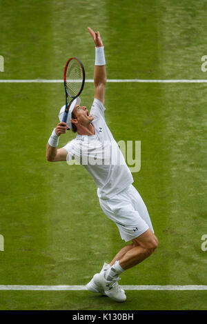 Andy Murray, gegen Alexander Bublik der Herren Singles 1. Runde - Wimbledon Championships 2017 Stockfoto