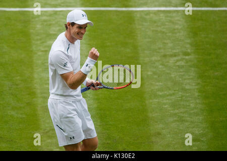 Andy Murray feiert während seinem Match gegen Alexander Bublik der Herren Singles 1. Runde - Wimbledon Championships 2017 Stockfoto