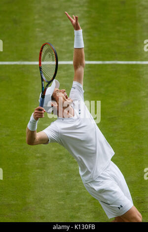 Andy Murray, gegen Alexander Bublik der Herren Singles 1. Runde - Wimbledon Championships 2017 Stockfoto