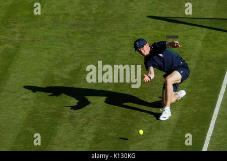 Ein Ball Junge an der Wimbledon Championships 2017 Stockfoto