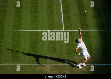 Dominic Thiem von Österreich in Aktion bei den Herren Singles - Wimbledon Championships 2017 Stockfoto