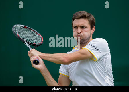 Gilles Simon von Frankreich in Aktion bei den Herren Singles - Wimbledon Championships 2017 Stockfoto