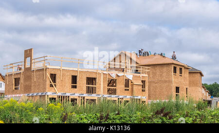 Neue Häuser auf eine Unterteilung in Orillia Ontario, die Bedürfnisse einer wachsenden Gemeinschaft zu erfüllen. Stockfoto