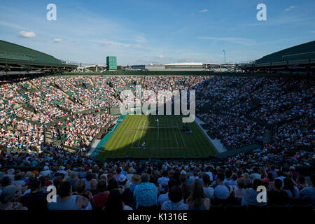 Allgemeine Ansicht von Dominic Thiem und Vasek Pospisil von Kanada auf Platz 1 bei den Herren Singles - Wimbledon Championships 2017 Stockfoto