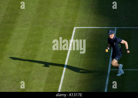 Ein Ball Junge läuft mit Schatten auf der Wimbledon Championships 2017 Stockfoto