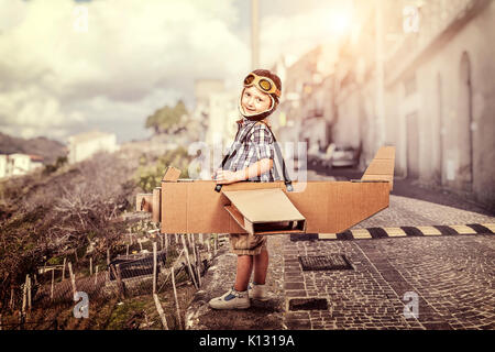 Portrait von wenig Aviator mit diy Spielzeug Flugzeug Stockfoto