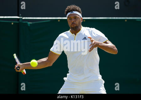 Jo-Wilfred Tsonga von Frankreich in Aktion bei den Herren Singles - Wimbledon Championships 2017 Stockfoto