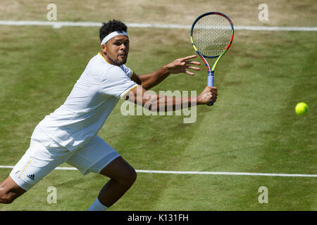 Jo-Wilfred Tsonga von Frankreich in Aktion bei den Herren Singles - Wimbledon Championships 2017 Stockfoto