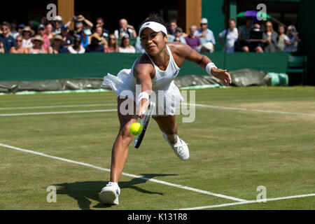 Heather Watson von GB in Aktion im Damen Doppel - Wimbledon Championships 2017 Stockfoto