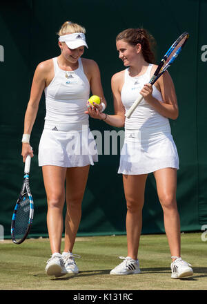 Harriet Dart und Katy Dunne von GB in Aktion im Damen Doppel - Wimbledon Championships 2017 Stockfoto