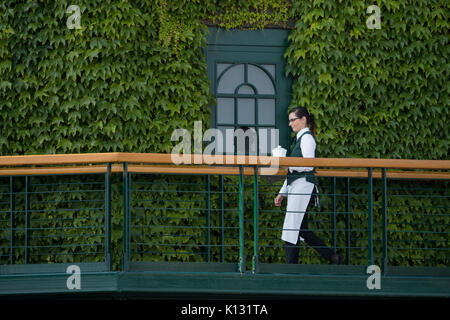 Ein Kellner an einem Fenster für die Mitglieder Gehäuse im Centre Court in Wimbledon Championships 2017 Stockfoto