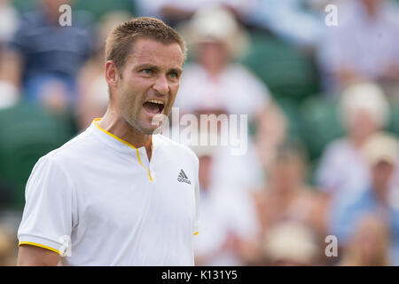 Mikhail Youzhny von Russland feiert bei den Herren Singles - Wimbledon Championships 2017 Stockfoto