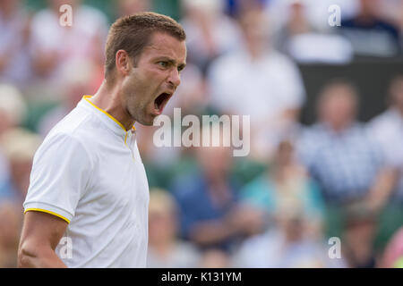 Mikhail Youzhny von Russland feiert bei den Herren Singles - Wimbledon Championships 2017 Stockfoto