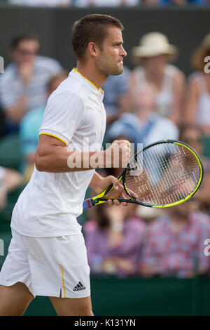 Mikhail Youzhny von Russland feiert bei den Herren Singles - Wimbledon Championships 2017 Stockfoto