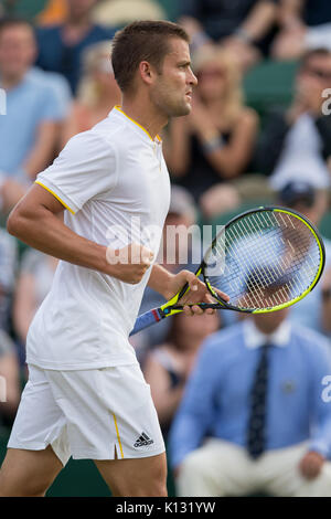 Mikhail Youzhny von Russland feiert bei den Herren Singles - Wimbledon Championships 2017 Stockfoto