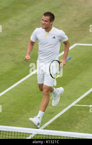 Mikhail Youzhny von Russland feiert bei den Herren Singles - Wimbledon Championships 2017 Stockfoto