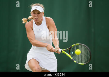 Caroline Wozniacki aus Dänemark in Aktion an der Ladies' Singles - Wimbledon Championships 2017 Stockfoto