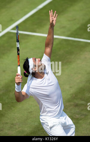 Marcos Baghdatis aus Zypern dient der Herren Singles - Wimbledon Championships 2017 Stockfoto