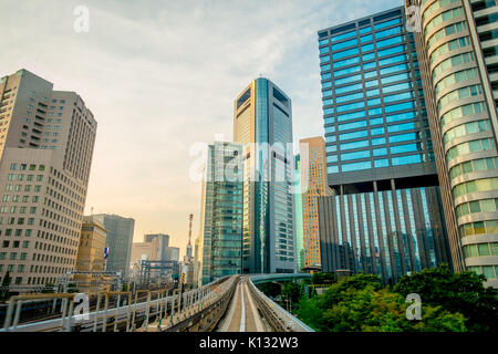 Tokio, Japan, 28. Juni - 2017: Landschaft eines Zuges auf der Schiene erhöht der Yurikamome Linie in Odaiba, Minato, Tokio reisen, unter blauen klaren sonnigen Himmel Stockfoto