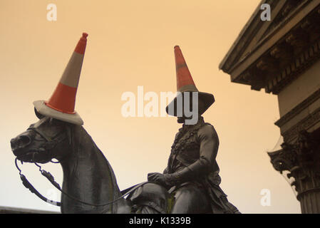 Glasgow Museum für Moderne Kunst oder GOMA mit der berühmten Statue von Wellington mit Kegelkopf staub Himmel Sonnenuntergang am Abend regnet Stockfoto