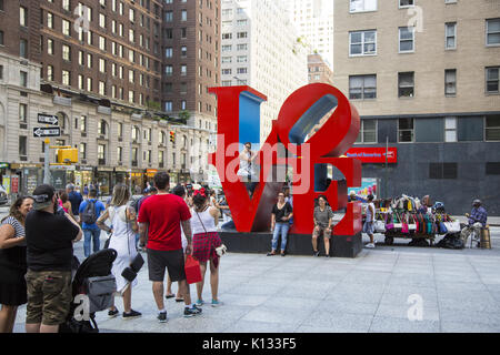 Ständig Leute die Ihre Fotos vor Robert Indiana Liebe Skulptur, ein Pop art Stück genommen zu haben, auf die Sixth Avenue in Midtown Manhattan, die der zweiten beliebtesten Skulptur in der Stadt werden (nach der Freiheitsstatue). Stockfoto