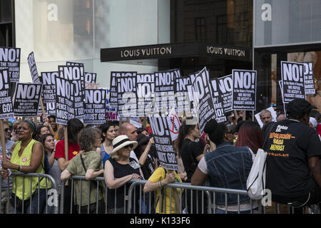 New Yorker ständig in der Nähe von Trump Tower auf der 5th Avenue in Manhattan zeigen ihre großen Unmut zum Ausdruck bringen sowohl Präsident Trump und seiner Verwaltung. Stockfoto