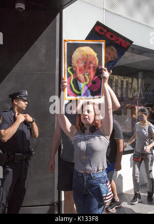 New Yorker ständig in der Nähe von Trump Tower auf der 5th Avenue in Manhattan zeigen ihre großen Unmut zum Ausdruck bringen sowohl Präsident Trump und seiner Verwaltung. Stockfoto