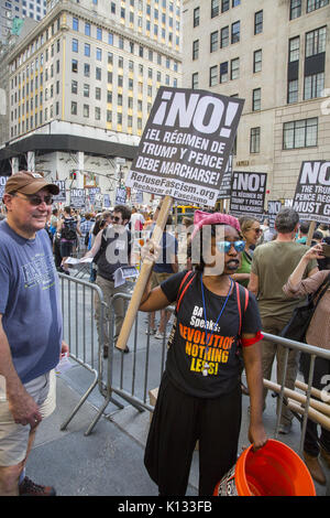 New Yorker ständig in der Nähe von Trump Tower auf der 5th Avenue in Manhattan zeigen ihre großen Unmut zum Ausdruck bringen sowohl Präsident Trump und seiner Verwaltung. Stockfoto