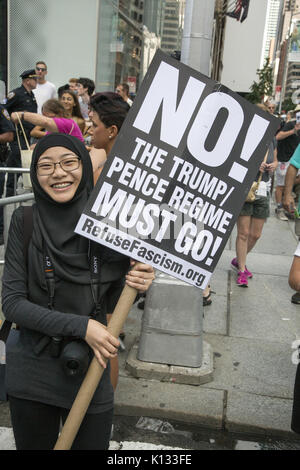 New Yorker ständig in der Nähe von Trump Tower auf der 5th Avenue in Manhattan zeigen ihre großen Unmut zum Ausdruck bringen sowohl Präsident Trump und seiner Verwaltung. Stockfoto