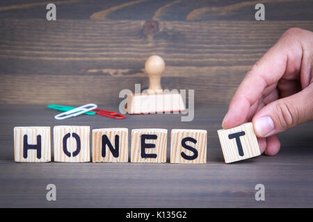 Ehrlich aus Holz Buchstaben auf Holz- Hintergrund Stockfoto