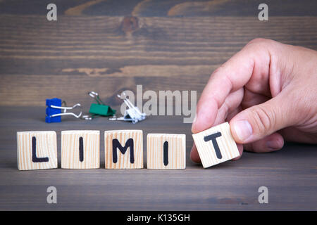 Begrenzung aus Holz Buchstaben auf Holz- Hintergrund Stockfoto