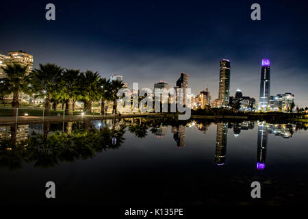 Santiago, Chile Skyline bei Nacht vom Parque Bicentenario. Stockfoto