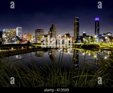 Santiago, Chile Skyline bei Nacht vom Parque Bicentenario. Stockfoto