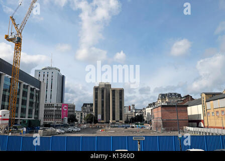 Werke auf abgesperrten Bereich der Plaza außerhalb Cardiff Central Square Baustelle in der Nähe von Bahnhof in Cardiff Wales UK KATHY DEWITT Stockfoto