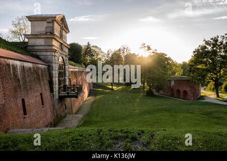 In ZAMOSC, Polen - 26. Juli 2017: Zamosc - Renaissance Stadt in Mitteleuropa. Wallanlagen rund um die Altstadt. Lubelska Tor in Zamosc bei Sonnenuntergang Stockfoto