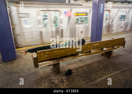 Eine obdachlose Person schläft in einer U-Bahn Station in New York am Freitag, 18. August 2017. (© Richard B. Levine) Stockfoto