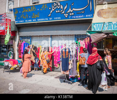 Pakistani-Americans feiern Pakistanischen Unabhängigkeitstag an einem 'Mela' oder der Sammlung auf Coney Island Avenue in Brooklyn in New York am Sonntag, 20. August 2017. Neben der Unterhaltung der Straße Messe empfohlene Händler verkaufen ethnische Kleidung und Lebensmittel, die von Pakistan. (© Richard B. Levine) Stockfoto