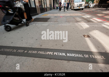 Eine Gedenktafel zur Erinnerung an die Französische Feld Marschall Philippe Pétain eingebettet in die Schlucht des Helden in Lower Manhattan in New York am Donnerstag, 17. August 2017. Die Plakette wurde im Jahr 2004 installiert 1931 Ticker-tape Parade, die geehrt Pétain für seine Welt krieg ich Valor zu gedenken. Jedoch Pétain ging auf der Vichy Regierung im besetzten Frankreich während des Zweiten Weltkrieges zu Kopf und wurde für den Mord an über 10.000 Juden durch die Deutschen in den Konzentrationslagern verantwortlich. Im Zuge der Charlottesville Mord Bürgermeister De Blasio hat die Stadt zu entfernen 'monuments und Markierungen, die Bigotterie verherrlichen und s Stockfoto