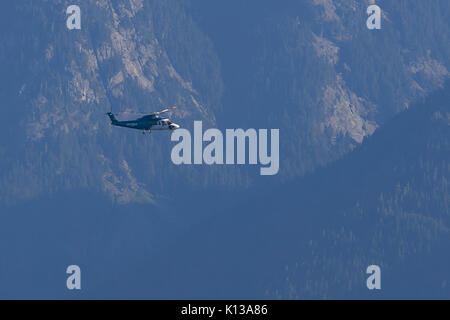 Helijet Internationale Sikorsky S-76 Hubschrauber fliegen über British Columbia, Auf dem Weg zum Hubschrauberlandeplatz Hafen von Vancouver, Kanada. Stockfoto